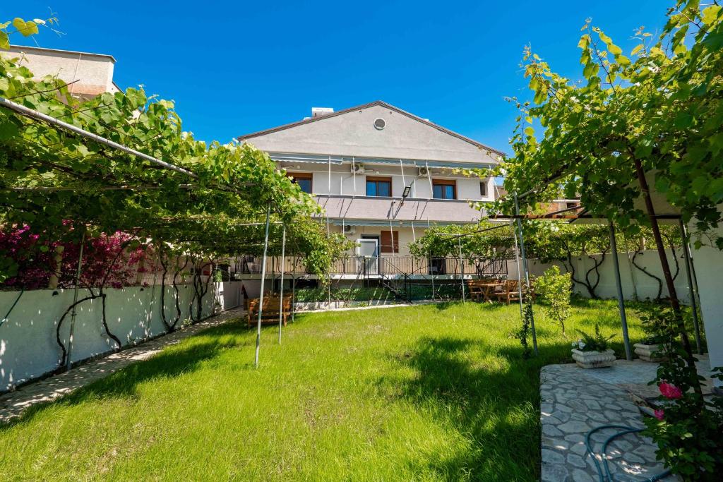 Kalpazo Kaja Vila Garden